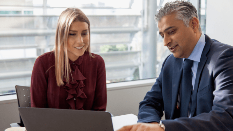 Persone davanti ad uno schermo in ufficio