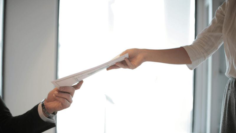 Persone che si passano un documento