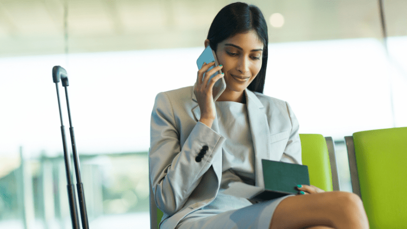 Persona al telefono in aeroporto