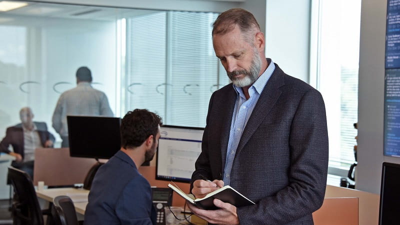 uomo che legge un report