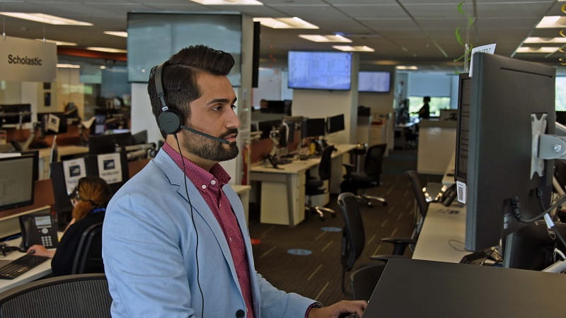 uomo davanti a un computer