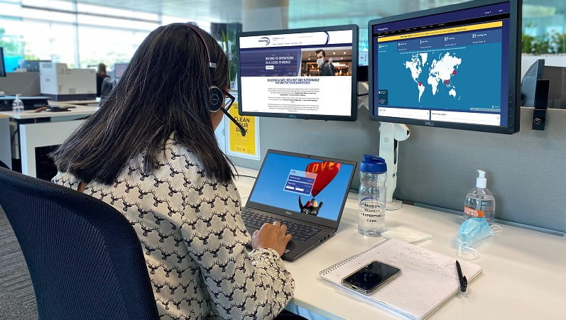 donna che lavora al computer