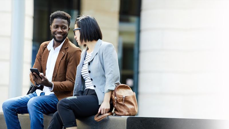two-employees-outside-an-office-half-image dipendenti fuori ufficio