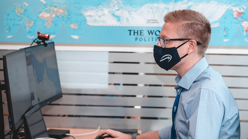 vaccine-analyse-promo uomo al computer