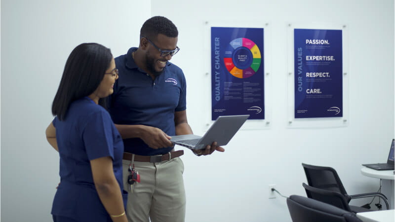 Persone in ufficio davanti al pc