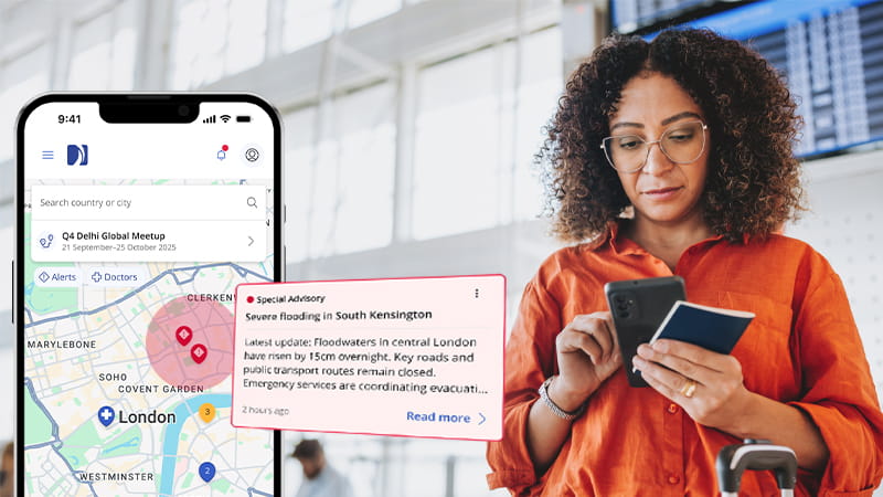 Donna in viaggio d'affari che consulta un alert emesso da International SOS tramite l'Assistance App