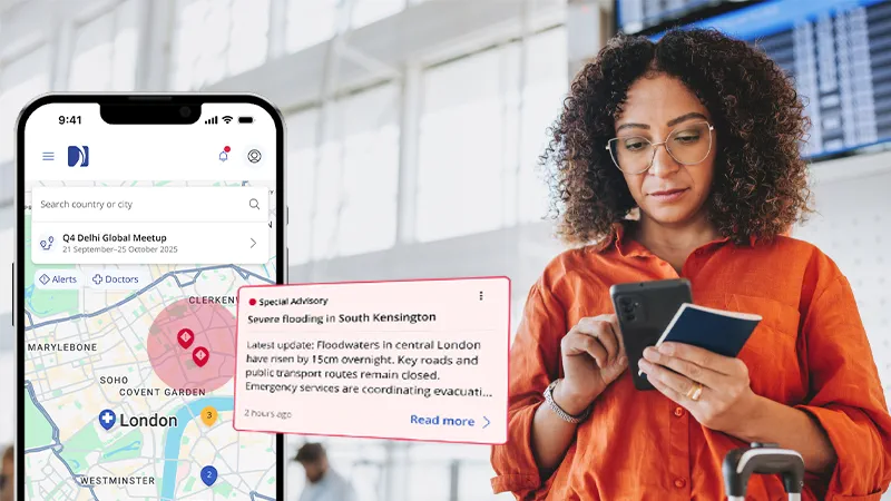 Donna in viaggio d'affari che consulta un alert emesso da International SOS tramite l'Assistance App